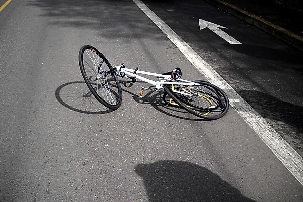 Doi biciclişti au ajuns în spital după ce au fost călcaţi de maşini