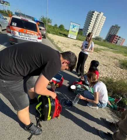 Femeie căzută pe stradă în localitatea Ovidiu, salvată de gălățeni. „Dacă nu interveneam, nu apuca seara”
