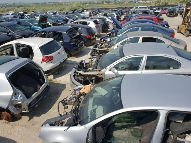 Deșeurile din dezmembrări auto, problemă cronică în Galați
