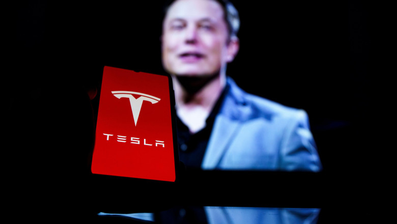 Musk dă cu Tesla de pereți