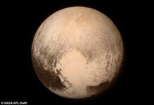 PLUTO. Un mare ocean lichid şi gheţuri groase de 300 de km