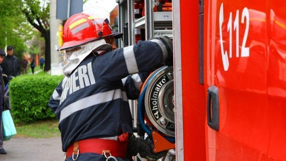 Acoperișul unei case din județ, cuprins de flăcări
