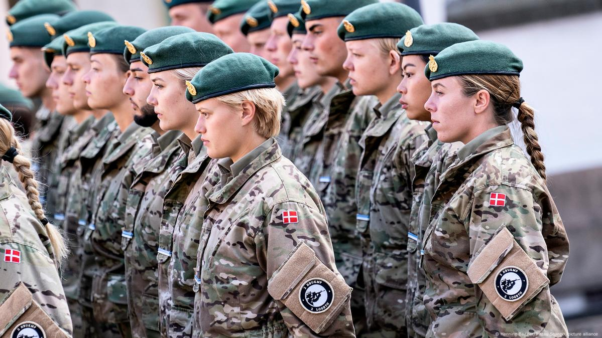 Danemarca extinde recrutarea militară și la femei