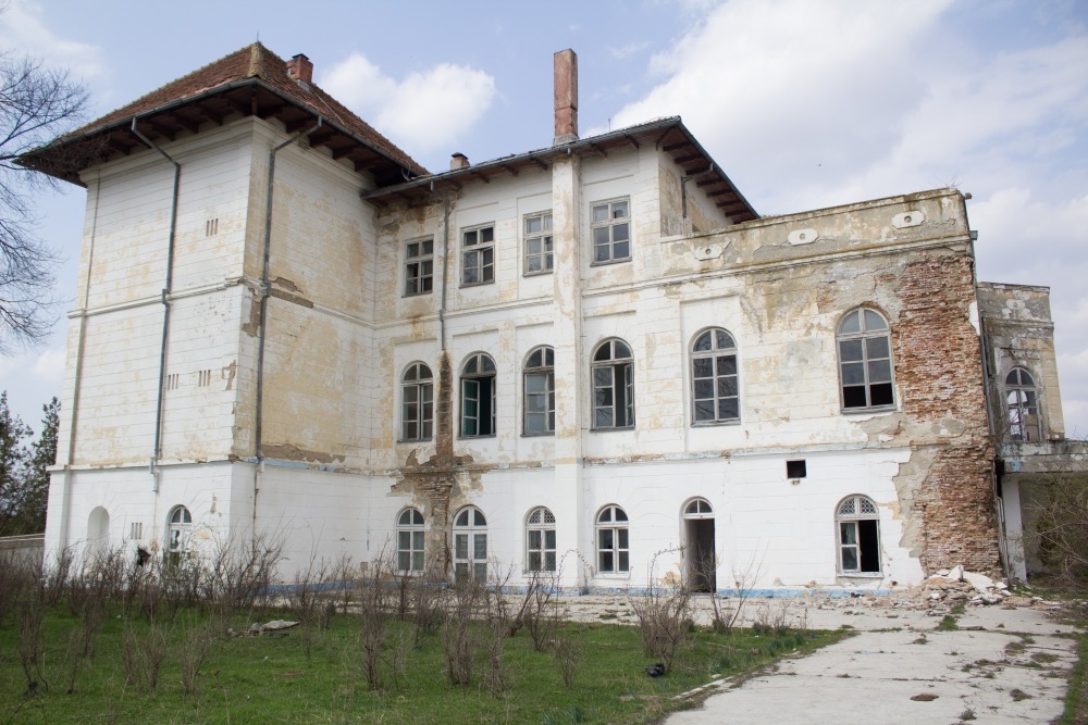 Conacul de la Ţigăneşti s-a transformat în grajd (FOTO)