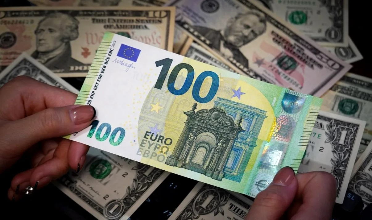A doua zi de scădere a cursului euro