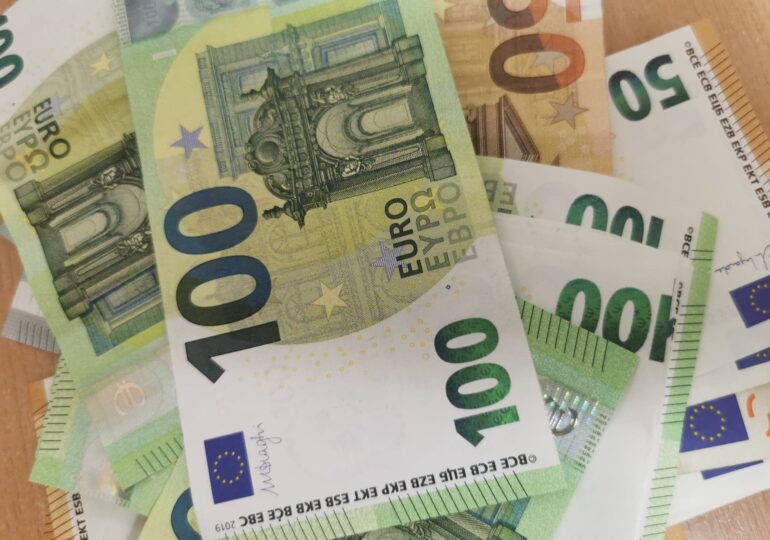 Două ședințe consecutive de scădere pentru euro