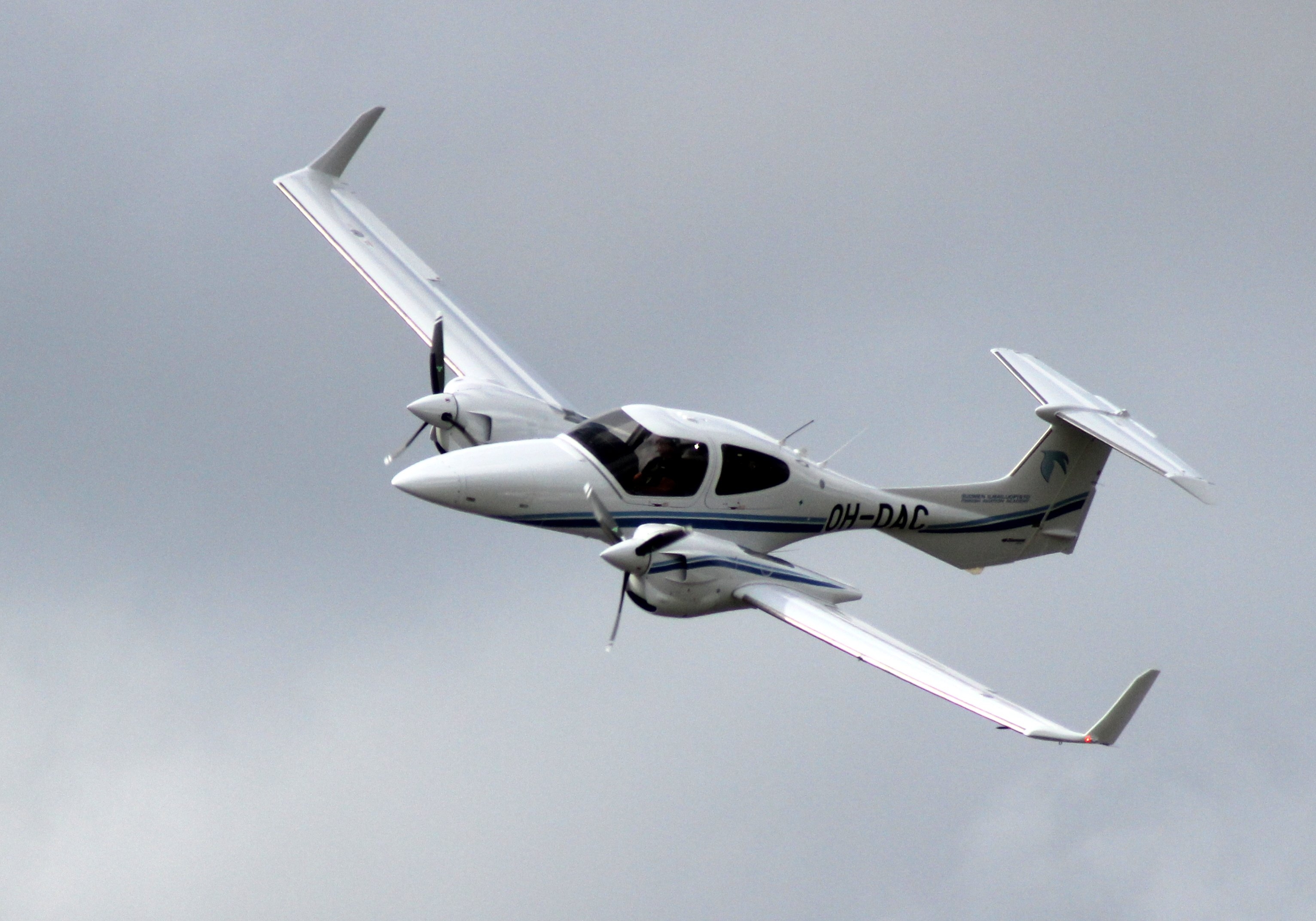 Cât vă costă ZBORUL la MARE cu UberJet