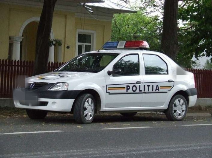 Nu a oprit la „Stop“ și a rănit două persoane