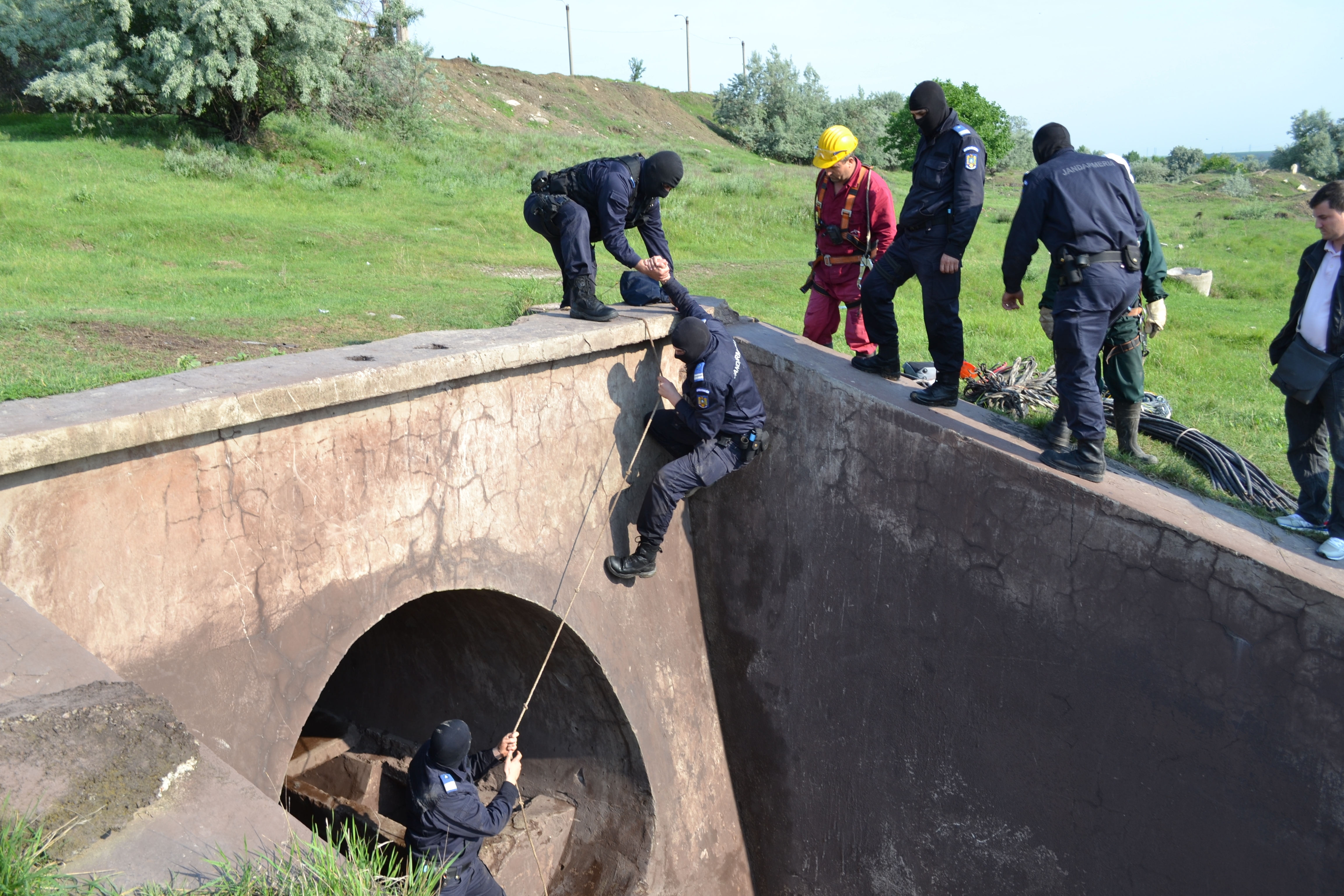 Captură gigant a jandarmilor! Jumătate de tonă de cabluri, furată prin canalizare 